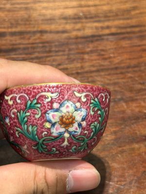 Een fijne Chinese famille rose kop met roze sgraffito fond en floraal decor, Qianlong merk, 19e eeuw — foto 1