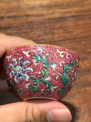 Een fijne Chinese famille rose kop met roze sgraffito fond en floraal decor, Qianlong merk, 19e eeuw — foto 2