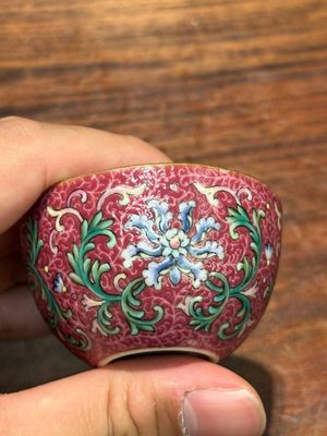 Een fijne Chinese famille rose kop met roze sgraffito fond en floraal decor, Qianlong merk, 19e eeuw — foto 3