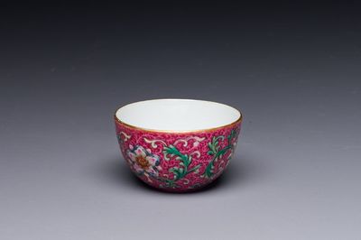 Een fijne Chinese famille rose kop met roze sgraffito fond en floraal decor, Qianlong merk, 19e eeuw