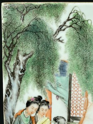 Een fijne Chinese famille rose plaquette, gesigneerd Wang Xiliang 王錫良 en gedateerd 1943 — foto 6