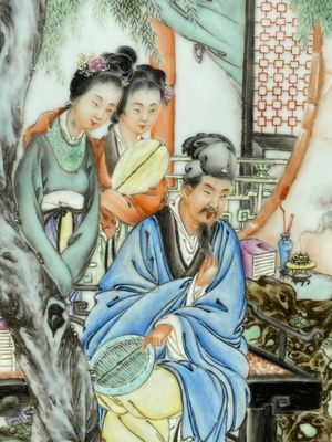 Een fijne Chinese famille rose plaquette, gesigneerd Wang Xiliang 王錫良 en gedateerd 1943 — foto 7