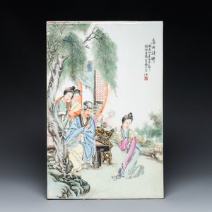 Een fijne Chinese famille rose plaquette, gesigneerd Wang Xiliang 王錫良 en gedateerd 1943 — foto 1