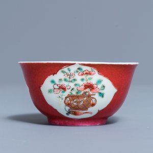 Een fijne Chinese famille rose 'ruby back' kop en schotel, Yongzheng — foto 5