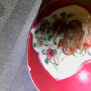 Een fijne Chinese famille rose 'ruby back' kop en schotel, Yongzheng — foto 9