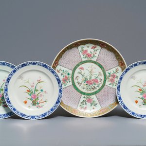 Een fijne Chinese famille rose schotel en drie borden met floraal decor, 19/20e eeuw — foto 1