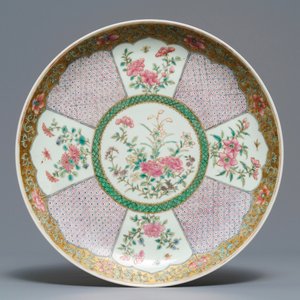 Een fijne Chinese famille rose schotel en drie borden met floraal decor, 19/20e eeuw — foto 2