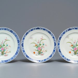 Een fijne Chinese famille rose schotel en drie borden met floraal decor, 19/20e eeuw — foto 4