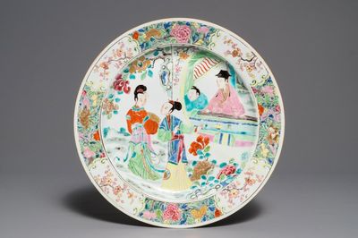 Een fijne Chinese famille rose schotel met figuren in een tuin, Yongzheng