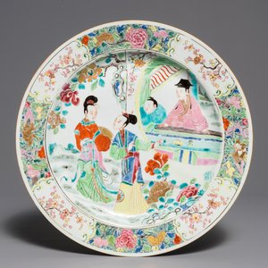 Een fijne Chinese famille rose schotel met figuren in een tuin, Yongzheng — foto 1