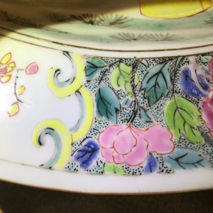 Een fijne Chinese famille rose schotel met figuren in een tuin, Yongzheng — foto 15