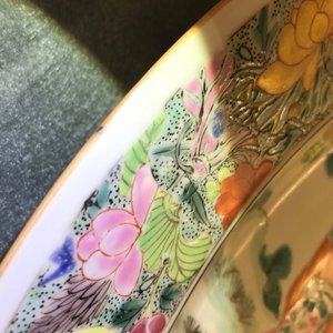 Een fijne Chinese famille rose schotel met figuren in een tuin, Yongzheng — foto 22