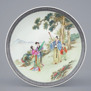 Een fijne Chinese famille rose schotel, Republiek, 20e eeuw — foto 1