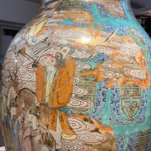 Een fijne Chinese famille rose 'Shou' vaas met onsterfelijken op turquoise fondkleur, Qianlong — foto 21