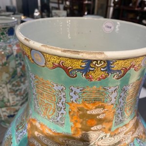 Een fijne Chinese famille rose 'Shou' vaas met onsterfelijken op turquoise fondkleur, Qianlong — foto 30