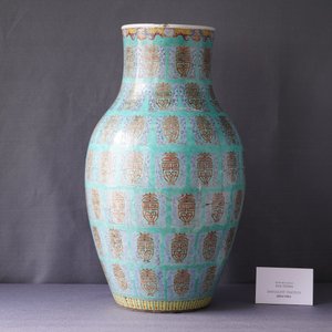 Een fijne Chinese famille rose 'Shou' vaas met onsterfelijken op turquoise fondkleur, Qianlong — foto 8