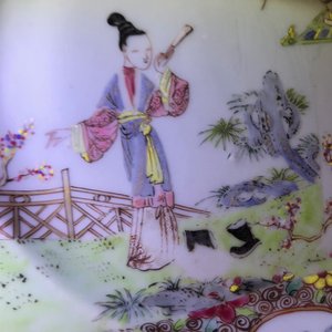 Een fijne Chinese famille rose theepot en een 'Romance of the Western Chamber' bord, Yongzheng/Qianlong — foto 12