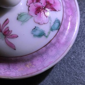 Een fijne Chinese famille rose theepot en een 'Romance of the Western Chamber' bord, Yongzheng/Qianlong — foto 17