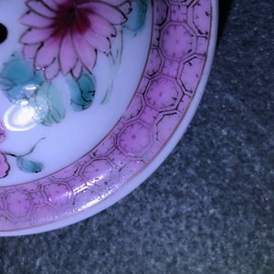 Een fijne Chinese famille rose theepot en een 'Romance of the Western Chamber' bord, Yongzheng/Qianlong — foto 19