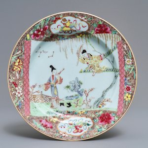 Een fijne Chinese famille rose theepot en een 'Romance of the Western Chamber' bord, Yongzheng/Qianlong — foto 2