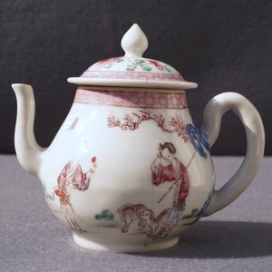 Een fijne Chinese famille rose theepot en een 'Romance of the Western Chamber' bord, Yongzheng/Qianlong — foto 22