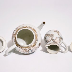 Een fijne Chinese famille rose theepot met bijhorend melkkannetje, Yongzheng — foto 6