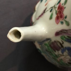 Een fijne Chinese famille rose theepot met decor van de visvangst, Yongzheng, 1723-1735 — foto 5