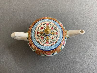 Een fijne Chinese famille rose theepot met deksel, Yongzheng — foto 3