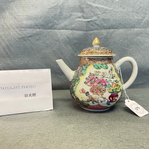 Een fijne Chinese famille rose theepot met deksel, Yongzheng — foto 8