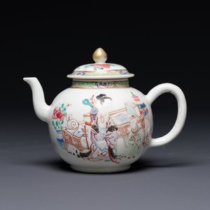 Een fijne Chinese famille rose theepot met een kat, dame en kind, Yongzheng — foto 1