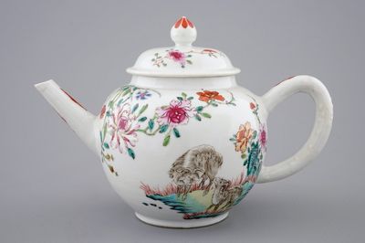 Een fijne Chinese famille rose theepot met een stel geiten, Qianlong