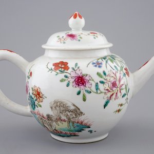 Een fijne Chinese famille rose theepot met een stel geiten, Qianlong — foto 3