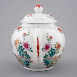 Een fijne Chinese famille rose theepot met een stel geiten, Qianlong — foto 4