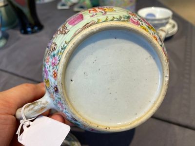 Een fijne Chinese famille rose theepot met mandarijns decor, Qianlong — foto 11