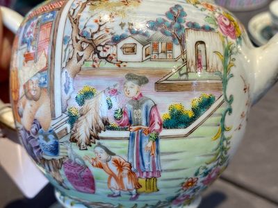 Een fijne Chinese famille rose theepot met mandarijns decor, Qianlong — foto 13