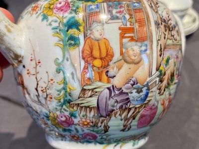 Een fijne Chinese famille rose theepot met mandarijns decor, Qianlong — foto 16
