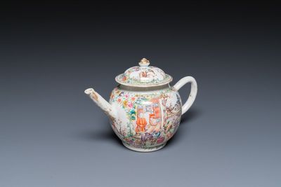 Een fijne Chinese famille rose theepot met mandarijns decor, Qianlong