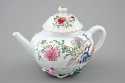 Een fijne Chinese famille rose theepot met reliëfdecor, Yongzheng, 1723-1735