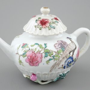 Een fijne Chinese famille rose theepot met reliëfdecor, Yongzheng, 1723-1735 — foto 1