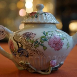 Een fijne Chinese famille rose theepot met reliëfdecor, Yongzheng, 1723-1735 — foto 8