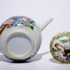 Een fijne Chinese famille rose theepot op onderschotel met een dame en twee jongens, Yongzheng — foto 8