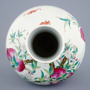Een fijne Chinese famille rose tianqiuping "Negen perziken" vaas, Guangxu merk, 19/20e eeuw — foto 6