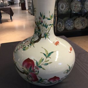 Een fijne Chinese famille rose tianqiuping "Negen perziken" vaas, Guangxu merk, 19/20e eeuw — foto 9