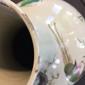 Een fijne Chinese famille rose tianqiuping vaas met vogels in gebladerte, 19/20e eeuw — foto 14