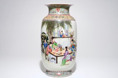 Een fijne Chinese famille rose vaas met dames in een tuin, 20e eeuw