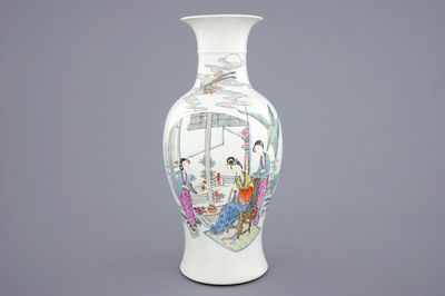 Een fijne Chinese famille rose vaas met musicerende dames, 19/20e eeuw