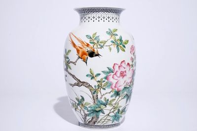Een fijne Chinese famille rose vaas met vogels op bloesems, Republiek, 20e eeuw