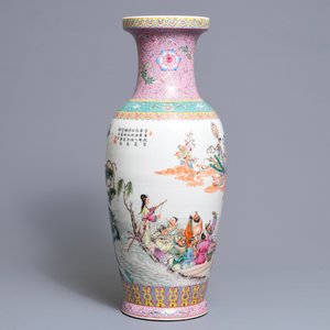 Een fijne Chinese famille rose vaas, Qianlong merk, Republiek, 20e eeuw — foto 3
