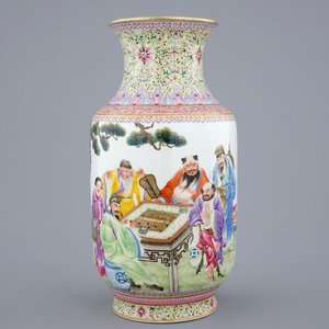 Een fijne Chinese famille rose vaas, Republiek, 20e eeuw — foto 1