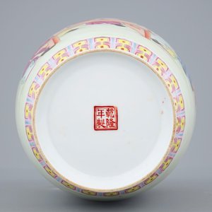 Een fijne Chinese famille rose vaas, Republiek, 20e eeuw — foto 6